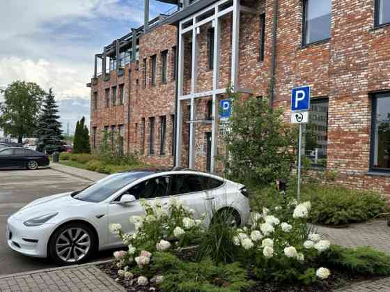 Jauns birojs ar atvērtu plānojumu un 3 izolētām telpām. Birojs atrodas mūsdienīgā biroju ēkā.  Telpā Рига