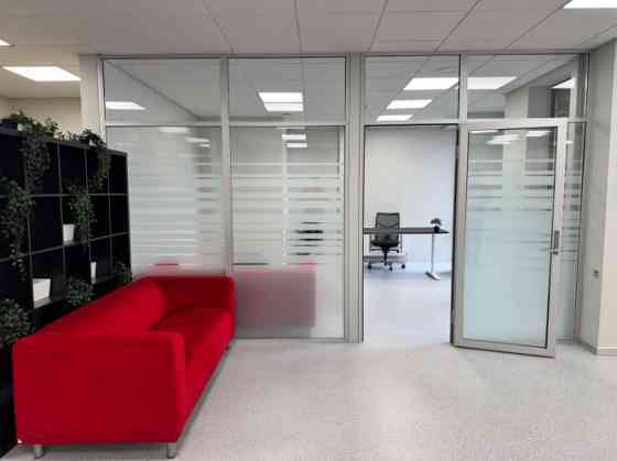 Jauns birojs ar atvērtu plānojumu un 3 izolētām telpām. Birojs atrodas mūsdienīgā biroju ēkā.  Telpā Рига