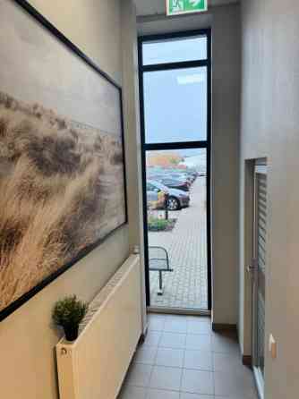 Jauns birojs ar atvērtu plānojumu un 3 izolētām telpām. Birojs atrodas mūsdienīgā biroju ēkā.  Telpā Рига