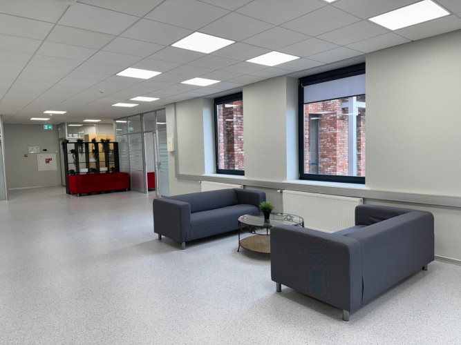 Jauns birojs ar atvērtu plānojumu un 3 izolētām telpām. Birojs atrodas mūsdienīgā biroju ēkā.  Telpā Рига - изображение 10