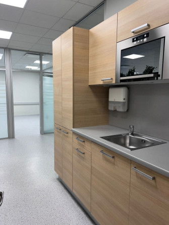 Jauns birojs ar atvērtu plānojumu un 3 izolētām telpām. Birojs atrodas mūsdienīgā biroju ēkā.  Telpā Рига - изображение 9