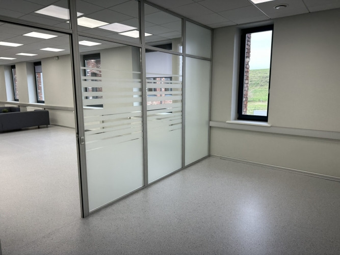 Jauns birojs ar atvērtu plānojumu un 3 izolētām telpām. Birojs atrodas mūsdienīgā biroju ēkā.  Telpā Рига - изображение 7