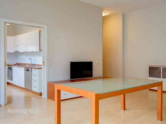 Elegantais dzīvoklis, kas atrodas vēsturiskā ēkā Stabu ielā, piedāvā mūsdienu ērtības un klasisku ša Рига