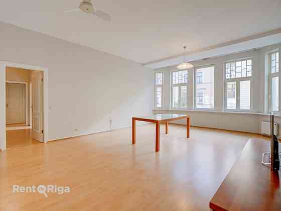 Elegantais dzīvoklis, kas atrodas vēsturiskā ēkā Stabu ielā, piedāvā mūsdienu ērtības un klasisku ša Рига