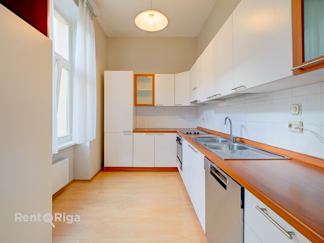 Elegantais dzīvoklis, kas atrodas vēsturiskā ēkā Stabu ielā, piedāvā mūsdienu ērtības un klasisku ša Рига - изображение 7