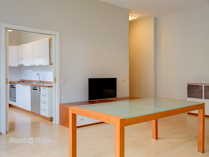 Elegantais dzīvoklis, kas atrodas vēsturiskā ēkā Stabu ielā, piedāvā mūsdienu ērtības un klasisku ša Рига - изображение 5