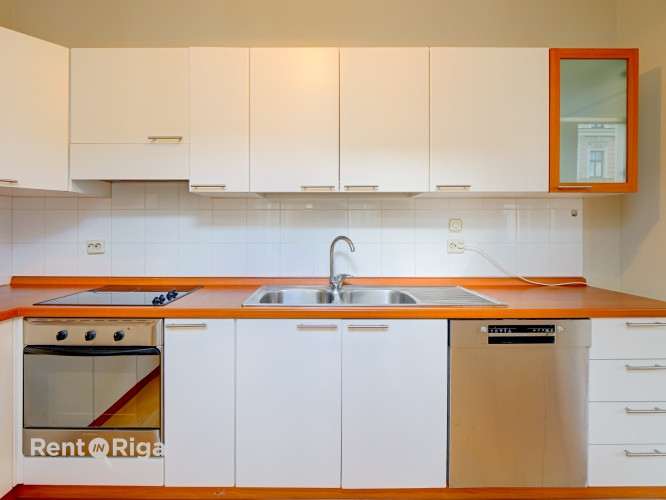 Elegantais dzīvoklis, kas atrodas vēsturiskā ēkā Stabu ielā, piedāvā mūsdienu ērtības un klasisku ša Рига - изображение 8