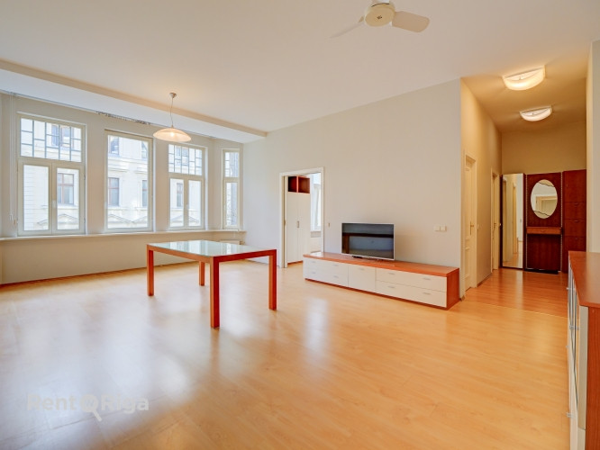 Elegantais dzīvoklis, kas atrodas vēsturiskā ēkā Stabu ielā, piedāvā mūsdienu ērtības un klasisku ša Рига - изображение 6