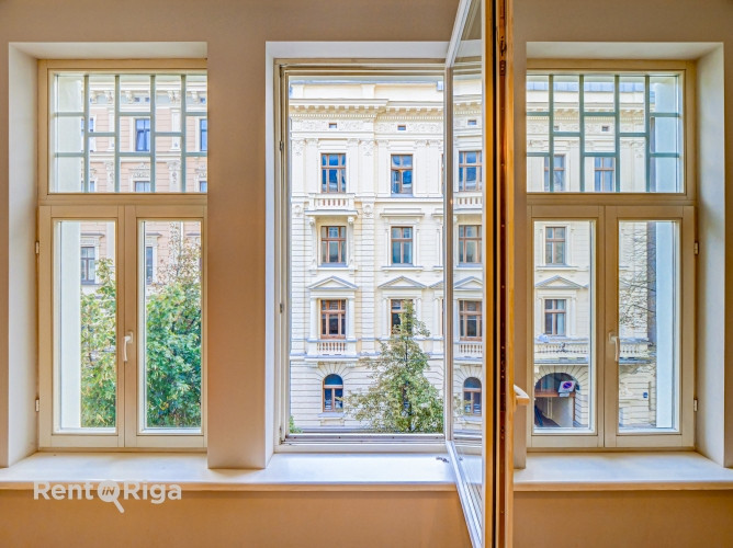 Elegantais dzīvoklis, kas atrodas vēsturiskā ēkā Stabu ielā, piedāvā mūsdienu ērtības un klasisku ša Рига - изображение 3