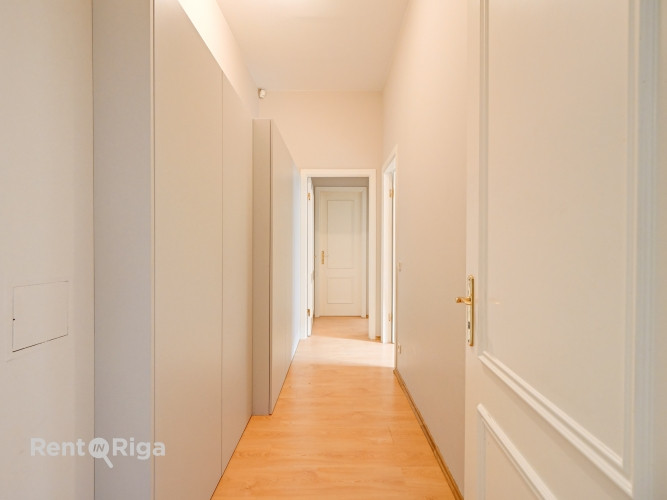 Elegantais dzīvoklis, kas atrodas vēsturiskā ēkā Stabu ielā, piedāvā mūsdienu ērtības un klasisku ša Рига - изображение 9