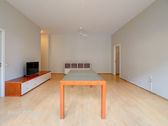 Elegantais dzīvoklis, kas atrodas vēsturiskā ēkā Stabu ielā, piedāvā mūsdienu ērtības un klasisku ša Рига - изображение 4