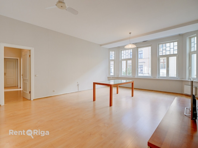 Elegantais dzīvoklis, kas atrodas vēsturiskā ēkā Stabu ielā, piedāvā mūsdienu ērtības un klasisku ša Рига - изображение 2