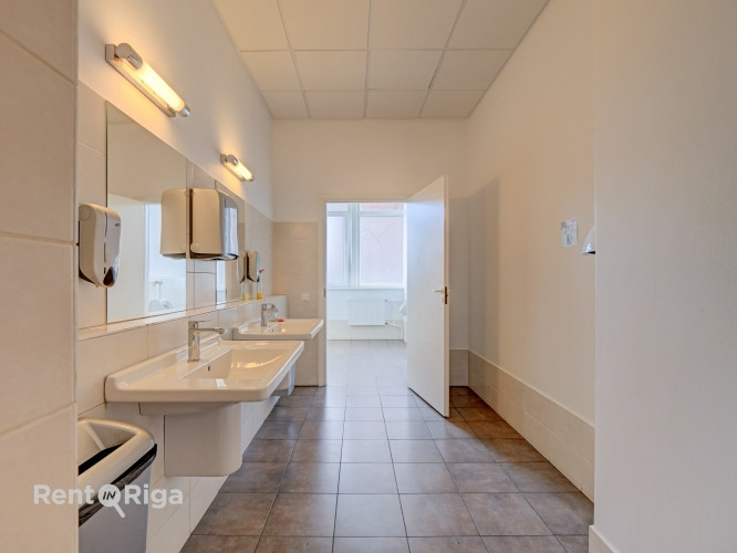 Kvalitatīvs, kompakta izmēra birojs renovētā ēkā  Ganību dambī 24D.  Birojs atrodas ēkas Rīga - foto 6