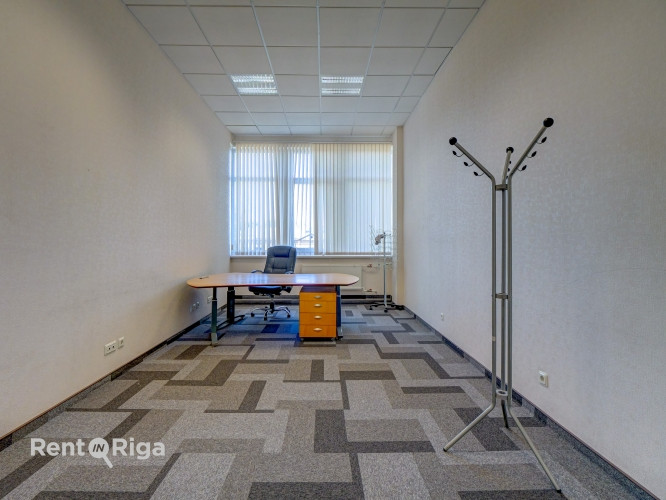 Kvalitatīvs, kompakta izmēra birojs renovētā ēkā  Ganību dambī 24D.  Birojs atrodas ēkas Rīga - foto 1