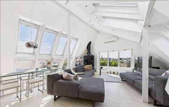 Изысканная просторная дизайнерская квартира с панорамным видом в тихом центре Рига