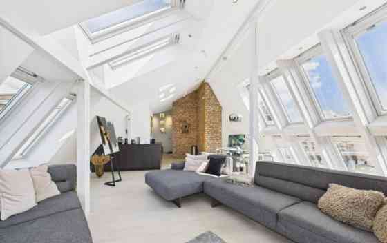 Изысканная просторная дизайнерская квартира с панорамным видом в тихом центре Рига