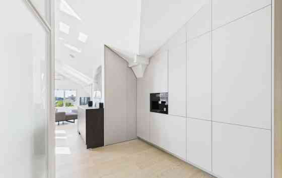 Изысканная просторная дизайнерская квартира с панорамным видом в тихом центре Рига