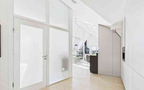 Изысканная просторная дизайнерская квартира с панорамным видом в тихом центре Рига