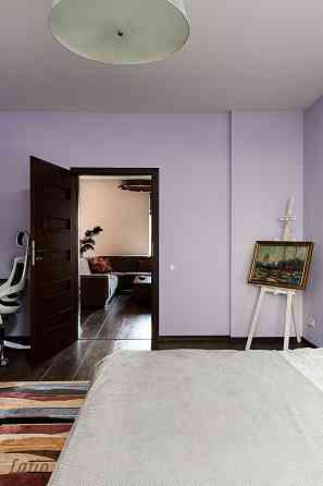 Piedāvājumā izsmalcināts un funkcionāls 4-istabu dzīvoklis vēsturiskā, daļēji renovētā pirmskara ēkā Рига