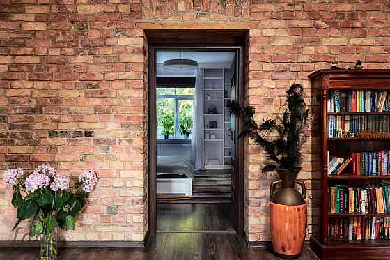 Piedāvājumā izsmalcināts un funkcionāls 4-istabu dzīvoklis vēsturiskā, daļēji renovētā pirmskara ēkā Рига