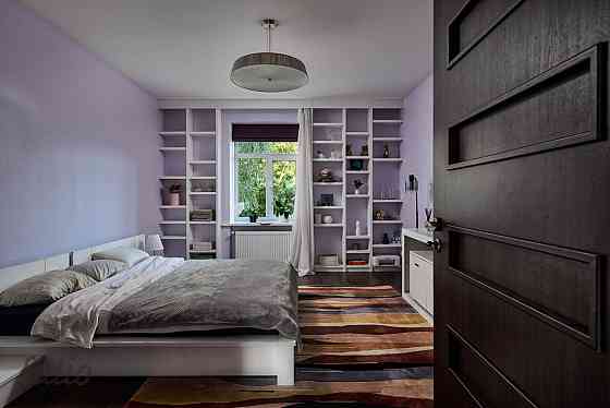 Piedāvājumā izsmalcināts un funkcionāls 4-istabu dzīvoklis vēsturiskā, daļēji renovētā pirmskara ēkā Рига