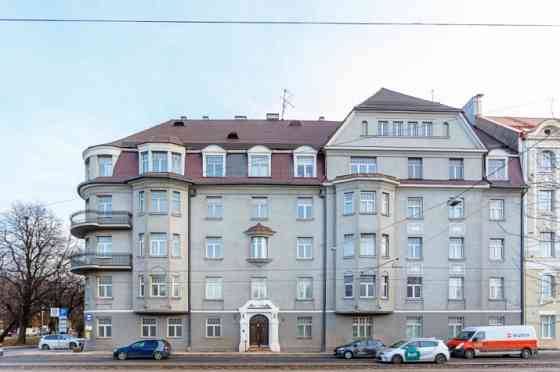 Pārdošanai tiek piedāvāts dzīvoklis Klusajā centrā.  Piecu istabu dzīvoklim, kurš ir atsevišķs īpašu Рига