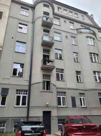 Pārdošanai tiek piedāvāts dzīvoklis Klusajā centrā.  Piecu istabu dzīvoklim, kurš ir atsevišķs īpašu Рига