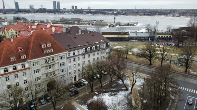 Pārdošanai tiek piedāvāts dzīvoklis Klusajā centrā.  Piecu istabu dzīvoklim, kurš ir Rīga - foto 3