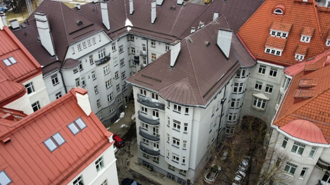 Pārdošanai tiek piedāvāts dzīvoklis Klusajā centrā.  Piecu istabu dzīvoklim, kurš ir Rīga - foto 2