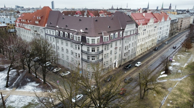 Pārdošanai tiek piedāvāts dzīvoklis Klusajā centrā.  Piecu istabu dzīvoklim, kurš ir Rīga - foto 1