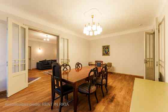 Īrei pieejams brīnišķīgs 4 istabu dzīvoklis, kas piedāvā visu nepieciešamo  plašumu, stilu un lielis Rīga