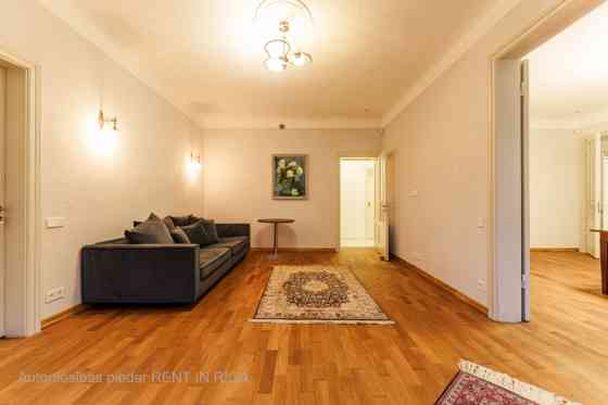 Īrei pieejams brīnišķīgs 4 istabu dzīvoklis, kas piedāvā visu nepieciešamo  plašumu, stilu un lielis Rīga