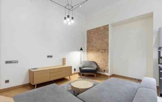 Moderns dzīvoklis Vecrīgas sirdī.  Ilgtermiņa īrei tiek piedāvāts tikko renovēts un mēbelēts 78 m dz Рига