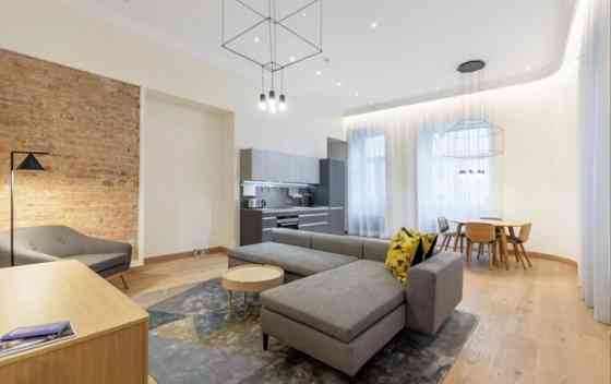 Moderns dzīvoklis Vecrīgas sirdī.  Ilgtermiņa īrei tiek piedāvāts tikko renovēts un mēbelēts 78 m dz Рига