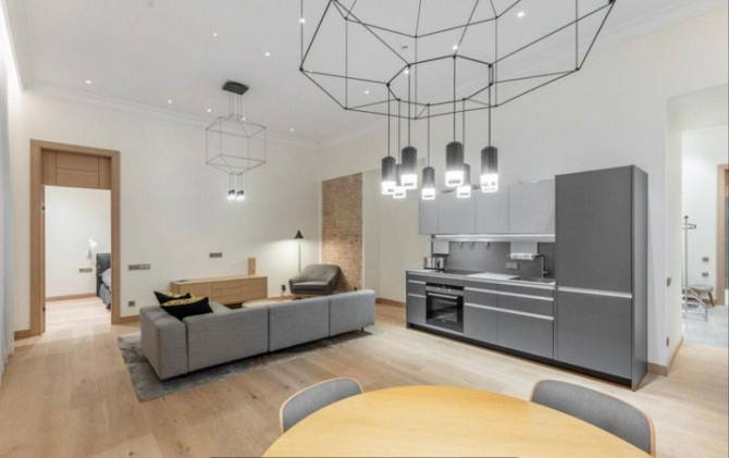 Moderns dzīvoklis Vecrīgas sirdī.  Ilgtermiņa īrei tiek piedāvāts tikko renovēts un mēbelēts 78 m dz Рига - изображение 1