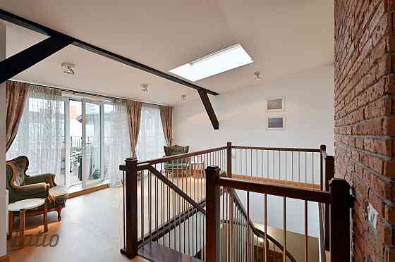 Miera oāze pilsētas centrā!
Ilgtermiņa īrei piedāvājam plašu  un rūpīgi iekārtotu divstāvīgu  mansar Rīga