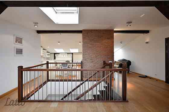 Miera oāze pilsētas centrā!
Ilgtermiņa īrei piedāvājam plašu  un rūpīgi iekārtotu divstāvīgu  mansar Rīga