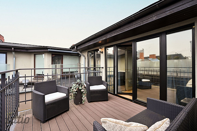 Miera oāze pilsētas centrā!
Ilgtermiņa īrei piedāvājam plašu  un rūpīgi iekārtotu divstāvīgu  mansar Рига - изображение 1