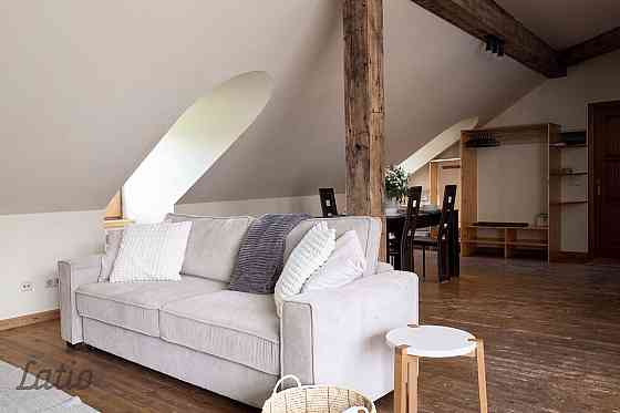 Ilgtermiņa īrei piedāvājam dzīvokli Vecrīgā, Jēkaba ielā 26. Ēka celta 1823. gadā un pārbūvēta 1870. Rīga