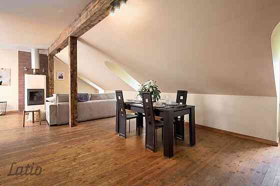 Ilgtermiņa īrei piedāvājam dzīvokli Vecrīgā, Jēkaba ielā 26. Ēka celta 1823. gadā un pārbūvēta 1870. Rīga