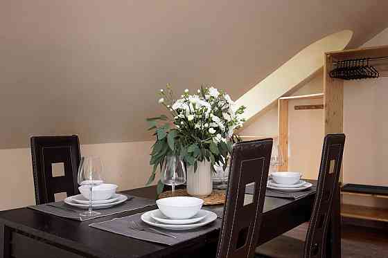 Ilgtermiņa īrei piedāvājam dzīvokli Vecrīgā, Jēkaba ielā 26. Ēka celta 1823. gadā un pārbūvēta 1870. Rīga