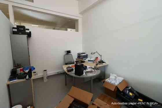 Аренда помещения для офиса или магазина в реновированном здании в Югле, ул. Rīga