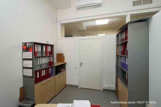 Аренда помещения для офиса или магазина в реновированном здании в Югле, ул. Rīga