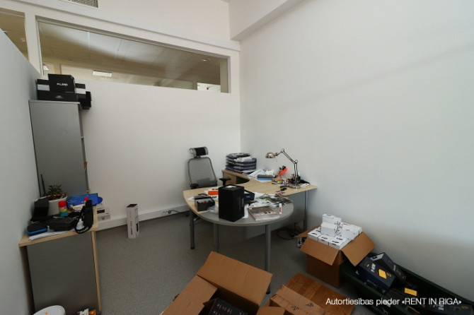 Izīrē telpas birojam vai veikalam renovētā ēkā Juglā, Brīvības gatvē 403.  Ļoti laba Rīga - foto 5