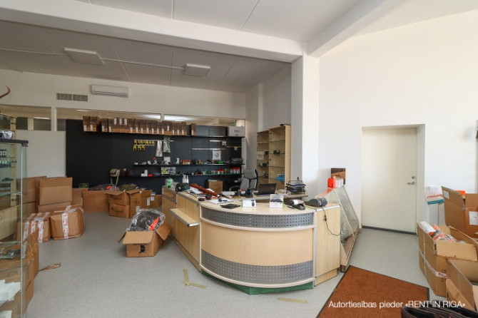 Izīrē telpas birojam vai veikalam renovētā ēkā Juglā, Brīvības gatvē 403.  Ļoti laba Rīga - foto 2