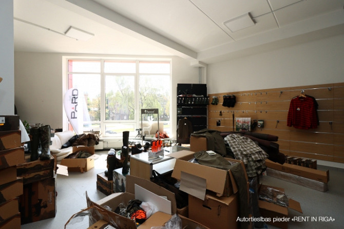 Izīrē telpas birojam vai veikalam renovētā ēkā Juglā, Brīvības gatvē 403.  Ļoti laba Rīga - foto 1