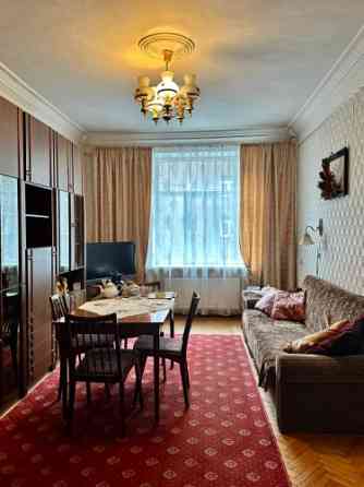 Pārdod 4 istabu dzīvokli Rīgas centrā!  Telpas ir apvītas ar gaismu un vērību, ar augstiem griestiem Rīga