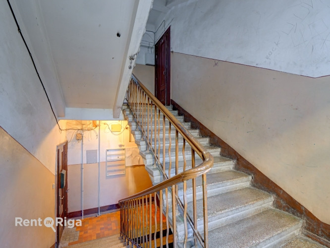 Pārdod 4 istabu dzīvokli Rīgas centrā!  Telpas ir apvītas ar gaismu un vērību, ar augstiem Rīga - foto 14