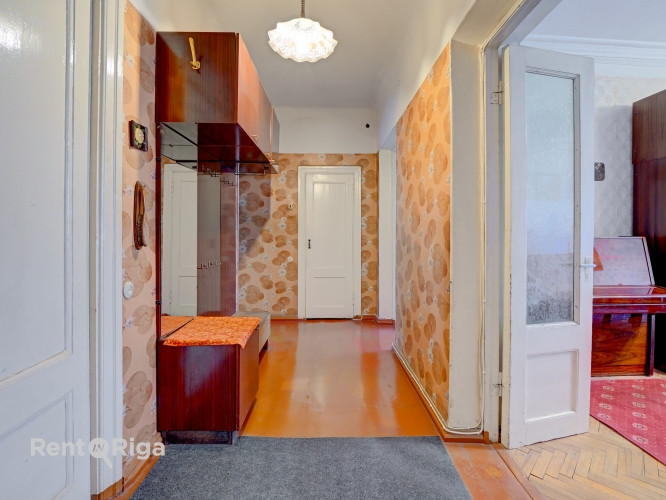 Pārdod 4 istabu dzīvokli Rīgas centrā!  Telpas ir apvītas ar gaismu un vērību, ar augstiem Rīga - foto 15