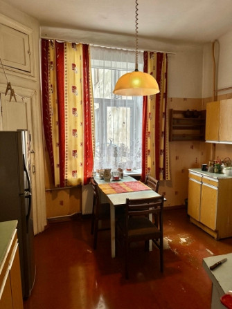 Pārdod 4 istabu dzīvokli Rīgas centrā!  Telpas ir apvītas ar gaismu un vērību, ar augstiem Rīga - foto 4